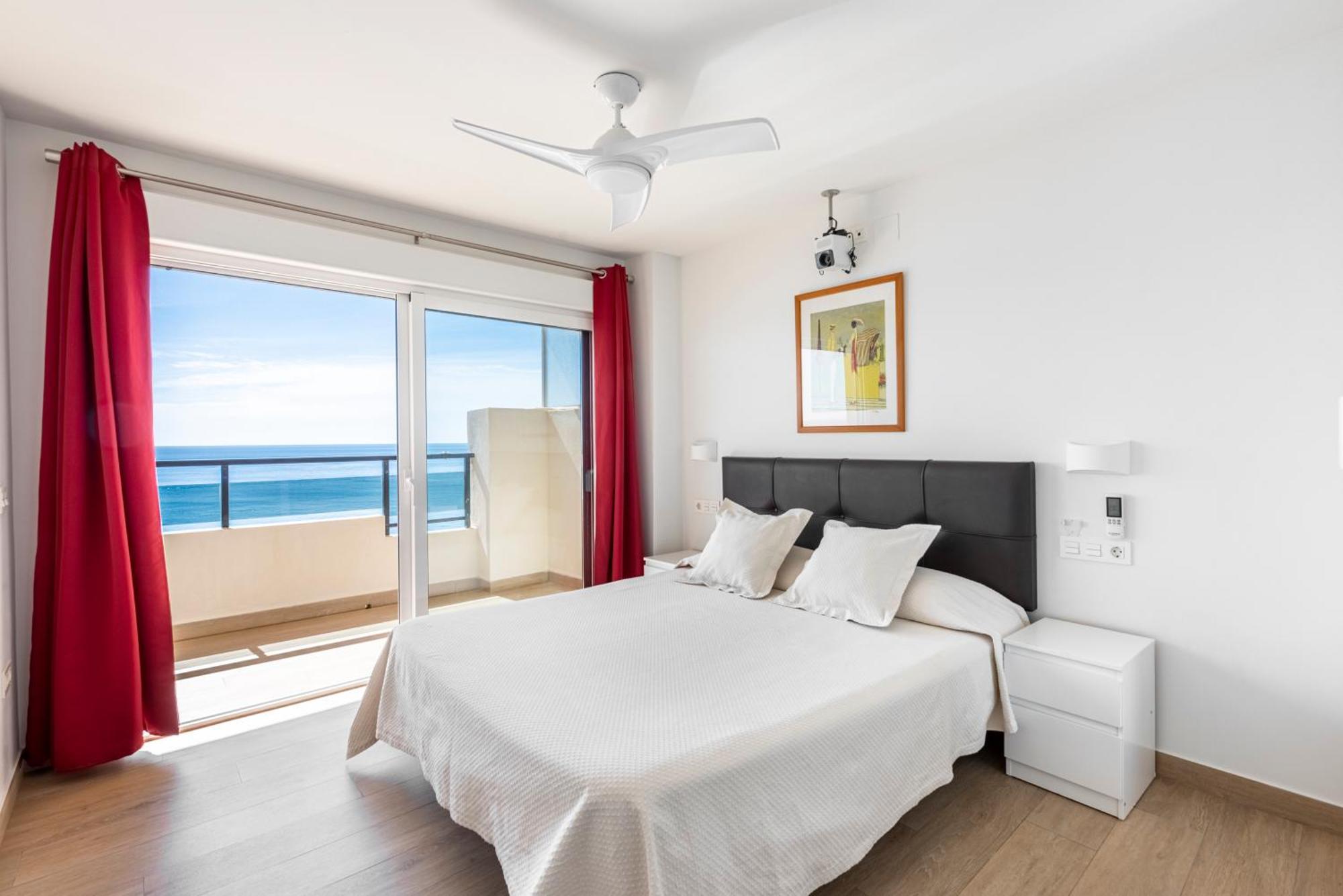 Beachfront -- New Luxury Apartment -- 1ª Linea Playa -- Fuengirola City Center -- Private Parking -- Panoramic Sea Views -- المظهر الخارجي الصورة