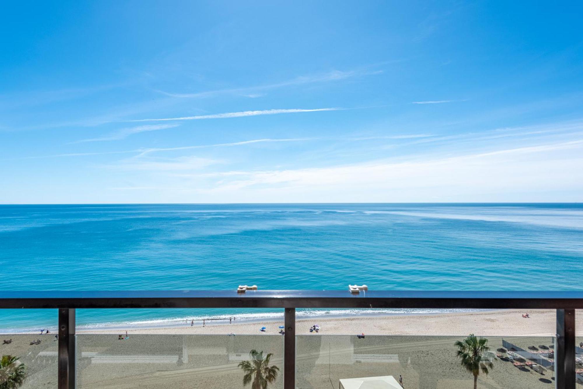 Beachfront -- New Luxury Apartment -- 1ª Linea Playa -- Fuengirola City Center -- Private Parking -- Panoramic Sea Views -- المظهر الخارجي الصورة