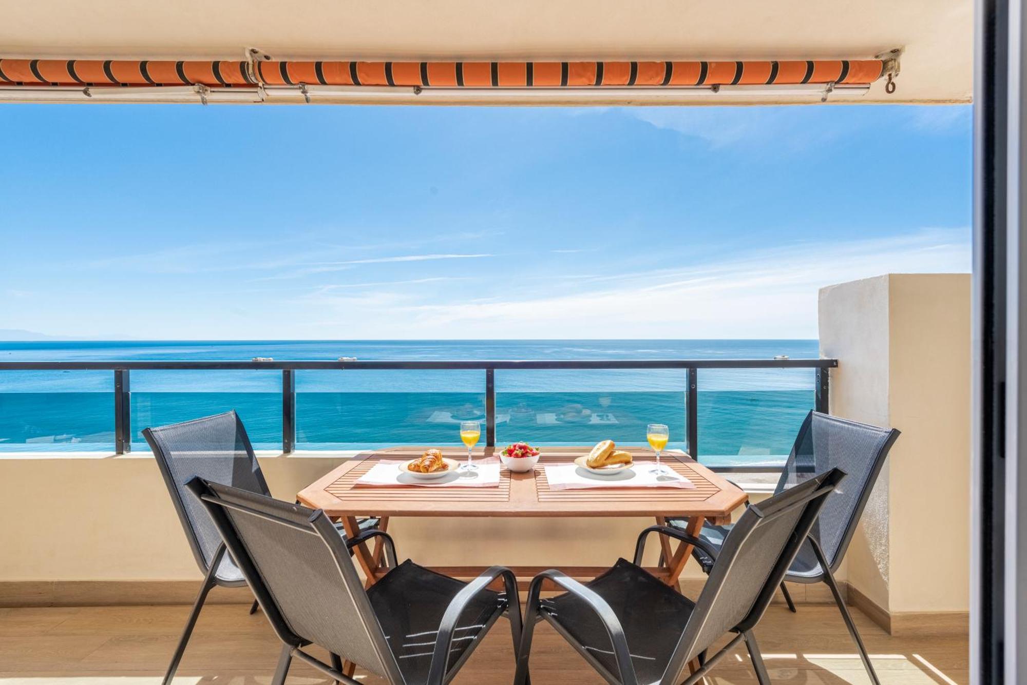Beachfront -- New Luxury Apartment -- 1ª Linea Playa -- Fuengirola City Center -- Private Parking -- Panoramic Sea Views -- المظهر الخارجي الصورة